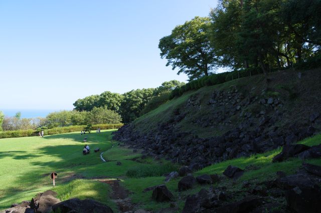 本丸の斜面と見えてきた相模湾。