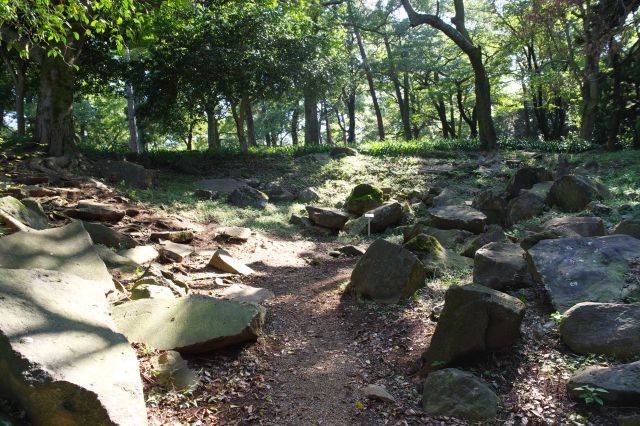 北門跡は岩が生々しく転がっています。