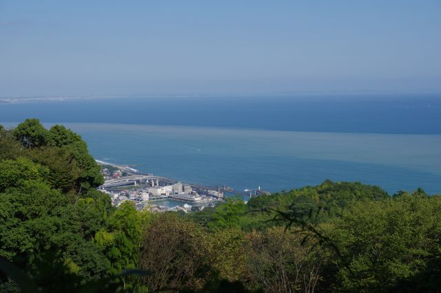 早川港と河口部、そして奥は鎌倉方面へ陸が続きます。