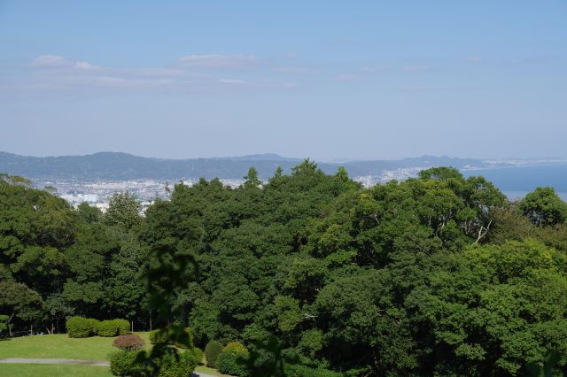 北側は山並と手前に町並み。