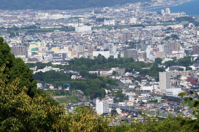 左側にはさっきまで隠れていた小田原城が見え、一夜城伝説を思い起こします。思ったより遠い印象です。