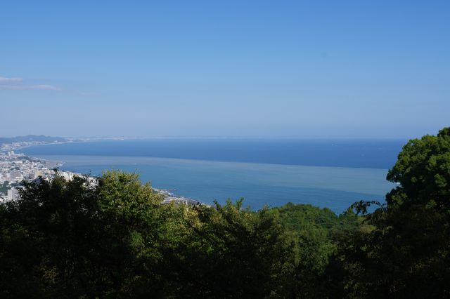 広がるきれいな相模湾と地平線の陸地。