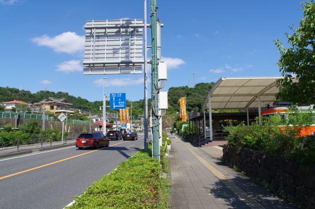 行き交う車と、電車の音も響きます。