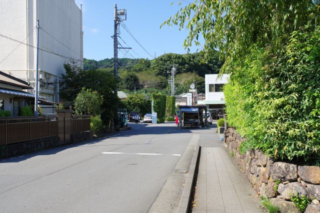 横断歩道を渡り、踏切方面の道。駅の北口があります。