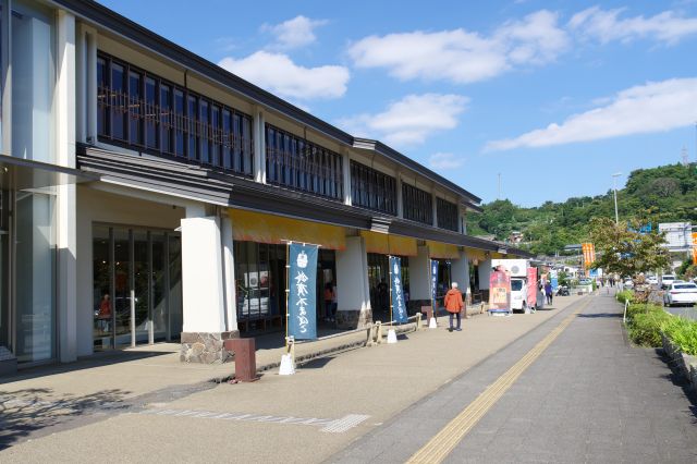 すずなり市場は駅から直結する売店街で賑わいます。