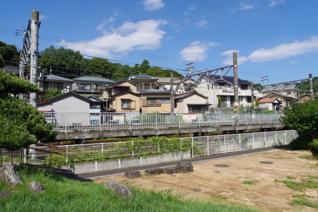 箱根登山鉄道の駅のホーム。