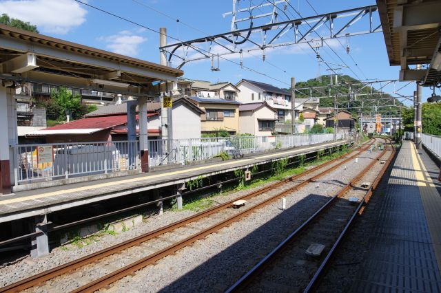 駅の下りホームへ。かつてはドアカットを行う短いホームで有名でしたが改修されました。