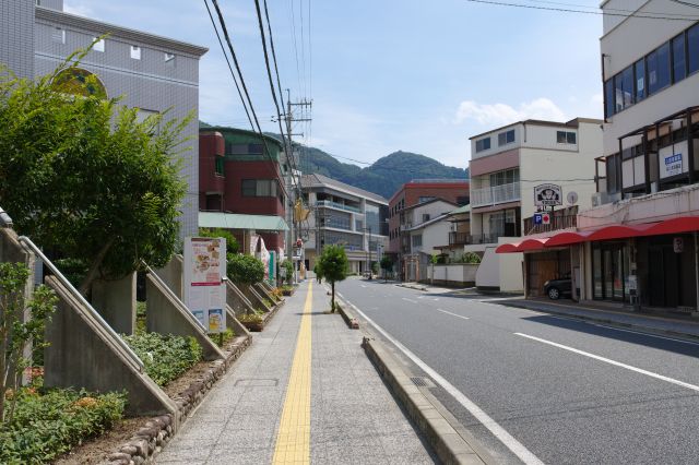 メインストリートを少し進むと大きな建物が見えます。