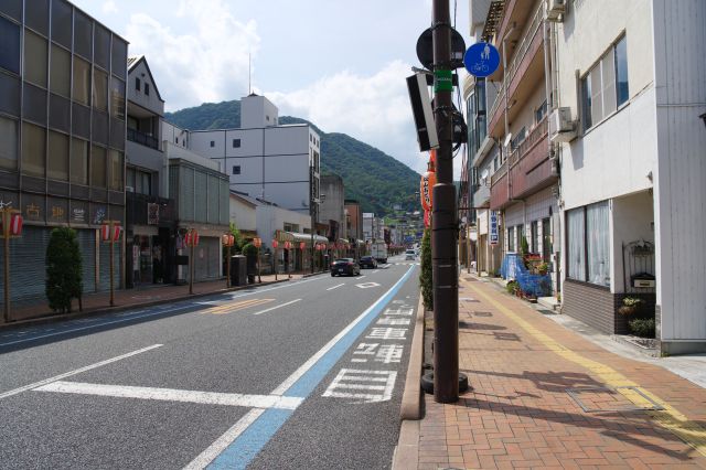 西側の高梁川へ伸びる通り、少し懐かしい街並みです。