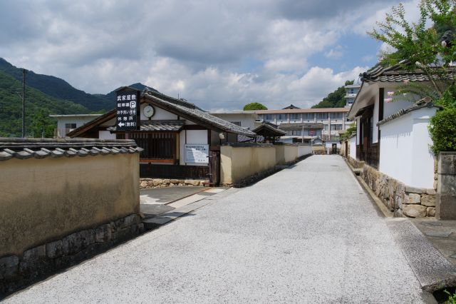 石火矢町へ。城下町の武家屋敷が並びます。