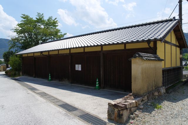 右手にある建物（調査中）。