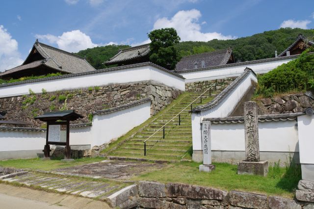 しばらく歩くと左手に頼久寺。