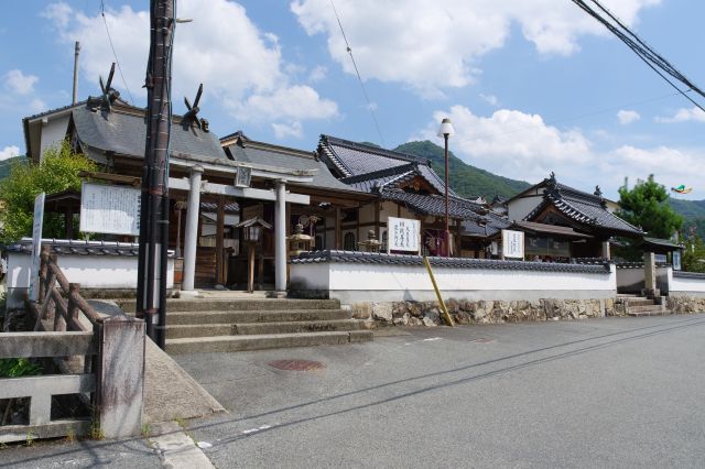 左には龍徳院と臥牛天神社があります。