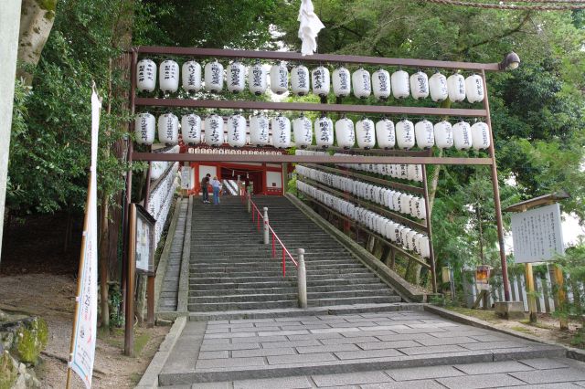 境内へと階段を登ります。