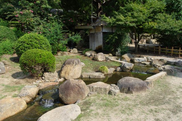 その前には水が流れる庭園があります。