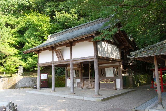 左うえには学問・芸能の神様の一童社。