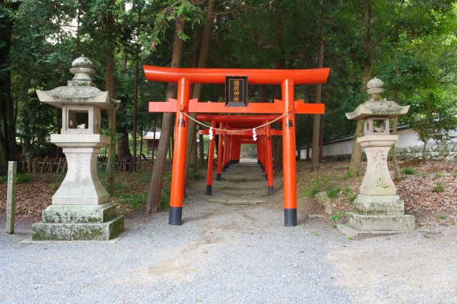 左手奥には稲荷神社があります。