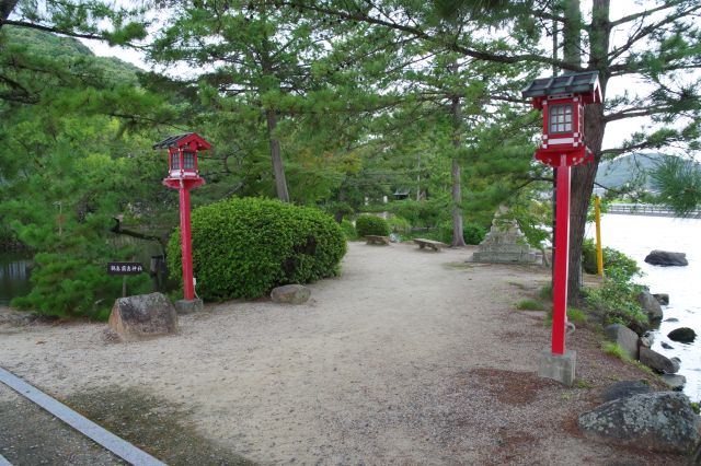 左手には靏島神社。