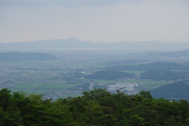 南東側、平野の先の児島湖や海沿いの山並み。