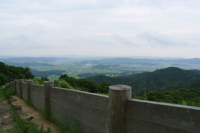 内側からはあまり高くないので外の景色が見えます。