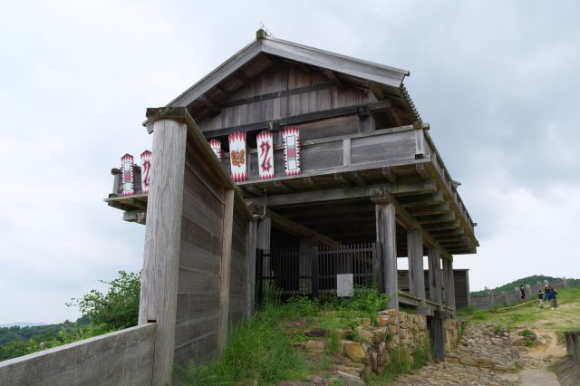 横から見た西門。