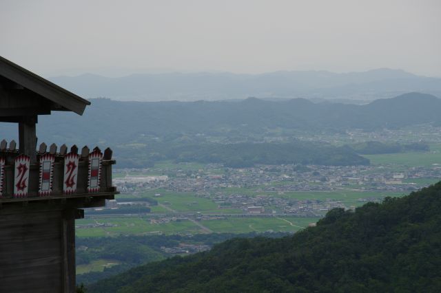 西門越しの町並み。