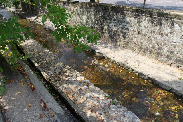 川沿の両脇に歩ける小路があります。