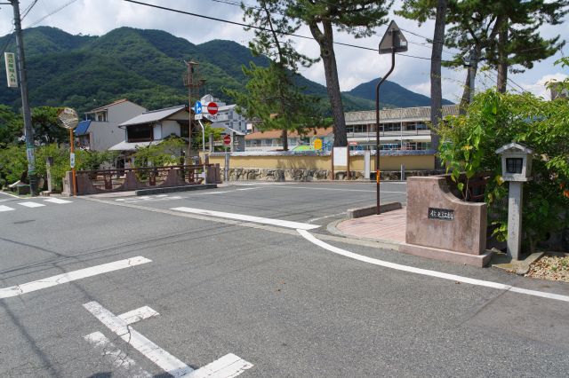 住之江橋へ。駅から続く通りです。角には藩校有終館跡があります。