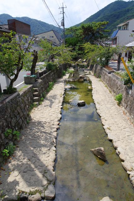 下流方向、川に降りる階段が見えます。