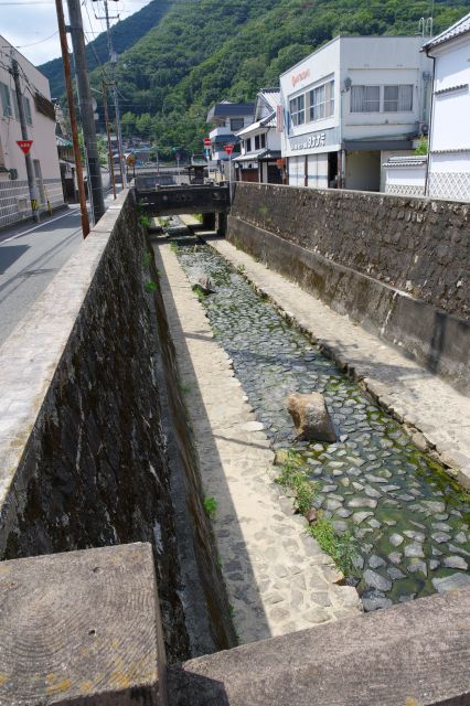 下流方面、高梁川はすぐ近く。