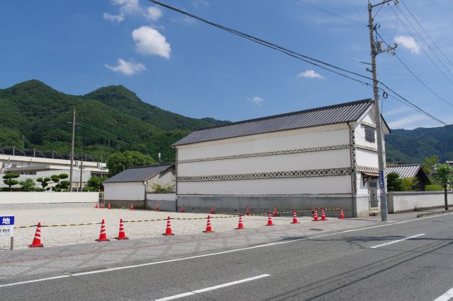 駅の方へ、蔵のような建物がありました。