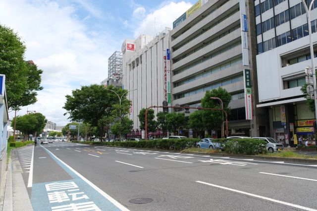 駅とほぼ並行して南北に伸びる市役所筋は車線が多く大きな通り。大きな建物が並びます。