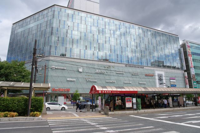 桃太郎大通りの中央には岡山電気軌道の岡山駅前駅があります。