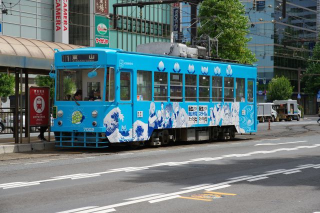 水色の路面電車。