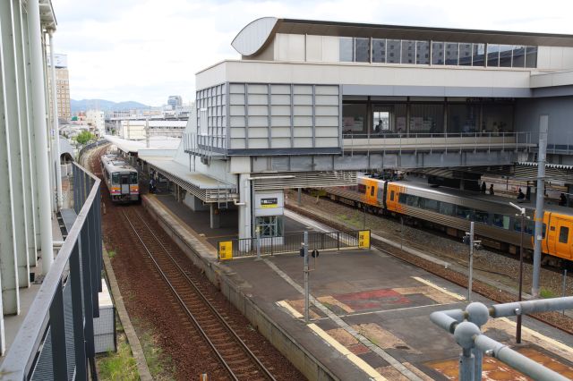 さんすて岡山がある東西通路を抜けて今度は西口へ。吉備線などのホームが見えます。