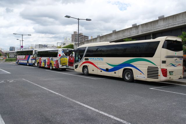 沢山のバスが並びます。