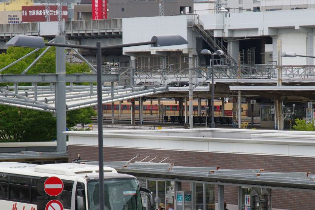 道路向かいのデッキより、今や珍しい国鉄色の特急が見えました。