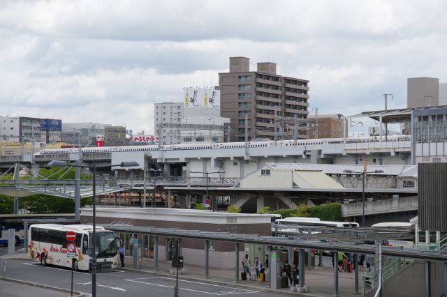 到着、出発する新幹線が印象的です。