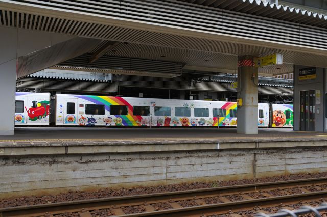 アンパンマンのラッピングの列車も。拠点となる大きい駅という感じです。