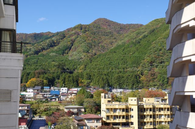 対岸の山並み。