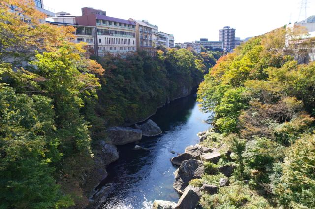 下流側、ダイナミックな岩場の上に紅葉がありホテルが建ちます。