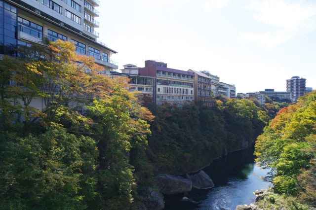 岩壁の上に立っているホテル群。