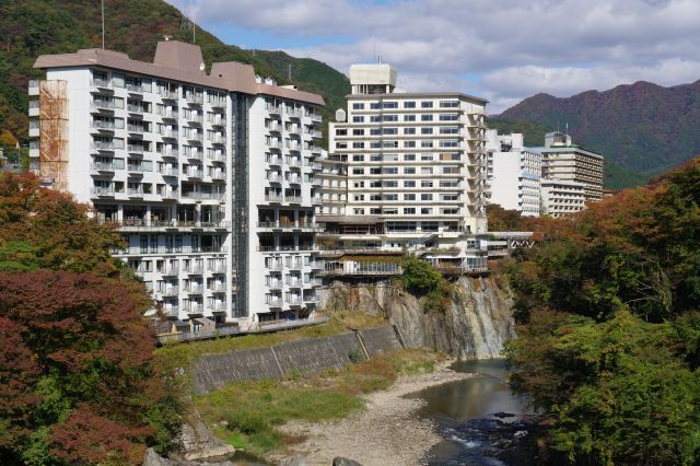 上流にも大きなホテル群が並びます。