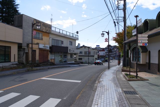 ふれあい橋の東側、定期的に車が通ります。