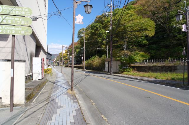 東武鬼怒川線が並行します。