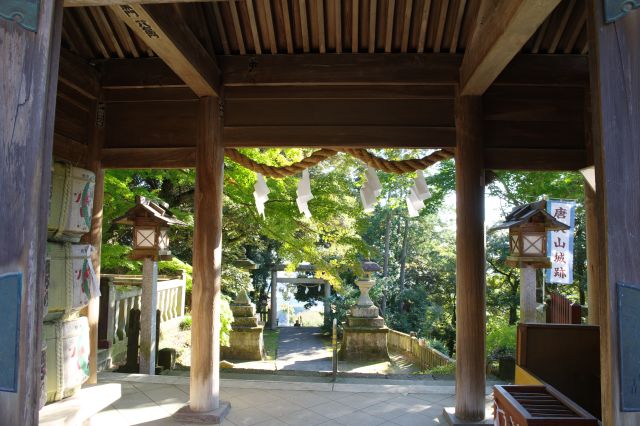 門から参道を下ります。神社としてはこちらが順路という感じです。