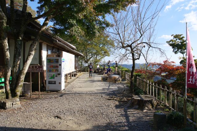 南城の展望が良い場所へ。日差しが暖かく、少し車など町の音も。