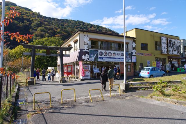 飲食店街が並びます。