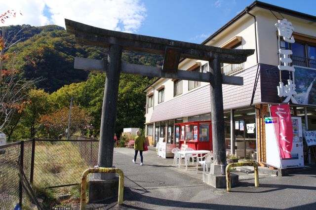 鳥居から龍王峡に入ります。