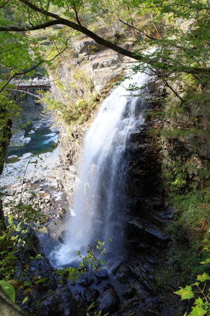 右手には虹見の滝、水の音が響きます。